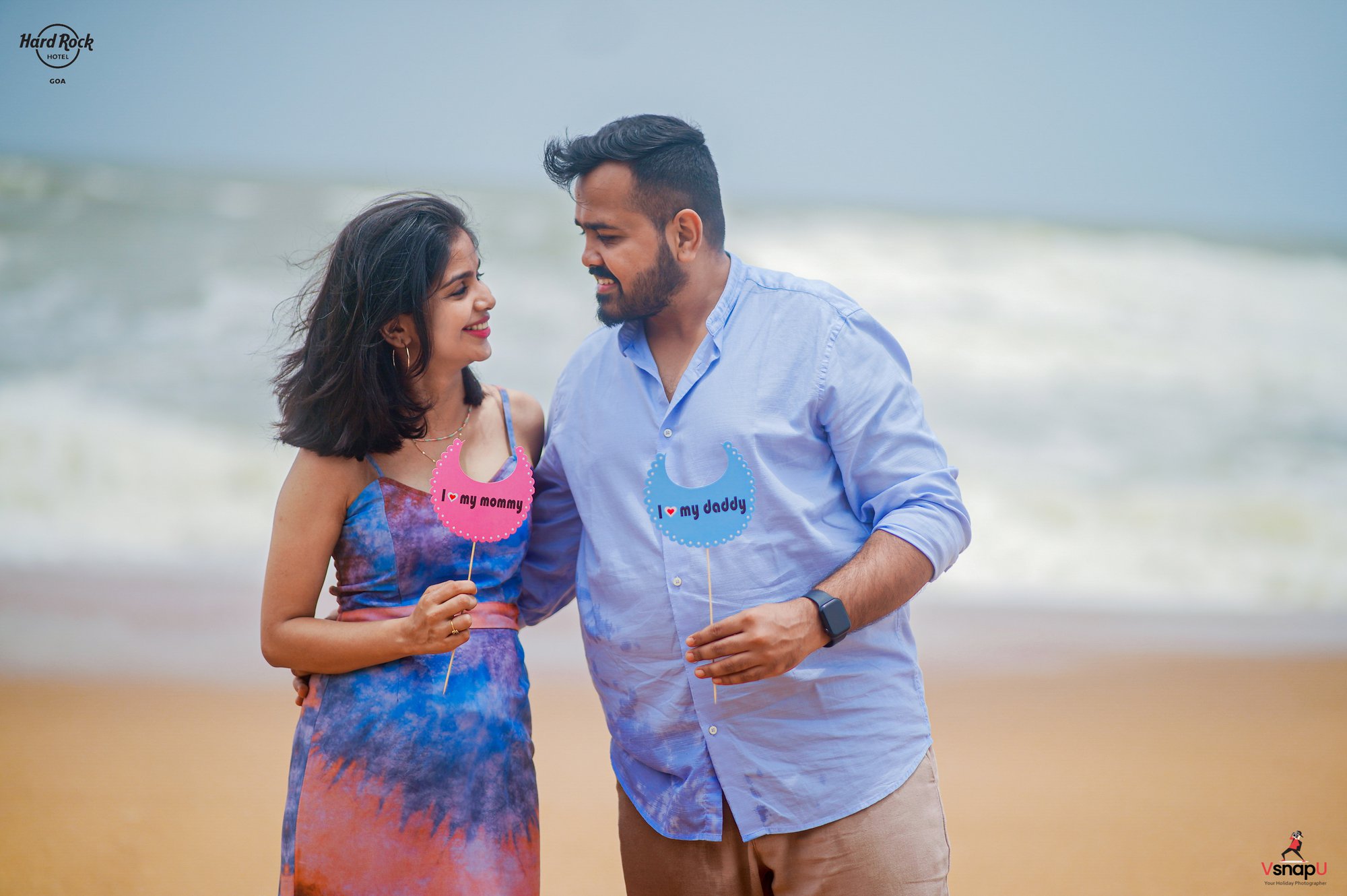 Soft ocean waves set the perfect backdrop for this couple’s parenthood announcement.